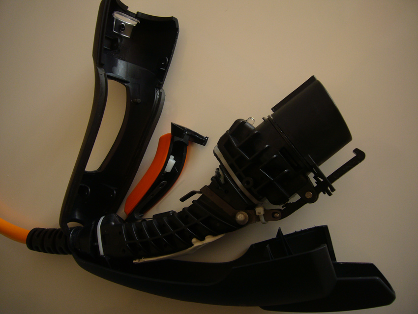 Hier die kleine weiße Walze in loser,defekter Position