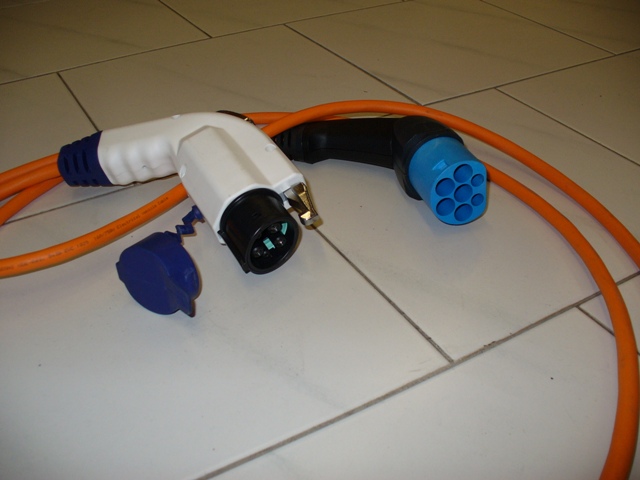 Ampera_RWE_Ladekabel_Mennekes.JPG