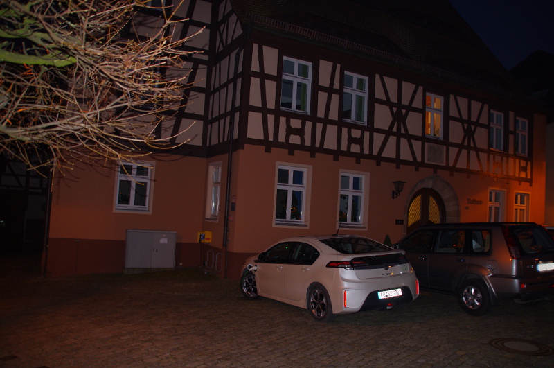 Neuhof/Zenn. Die große Preisfrage: Wo parkt man hier eigentlich? Das Kabel liegt über dem Gehweg ...