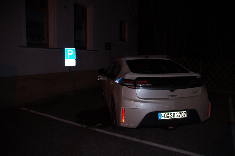 Veitsbronn an der Gemeindebücherei. Man kann die Steckdose an der Hauswand erahnen.