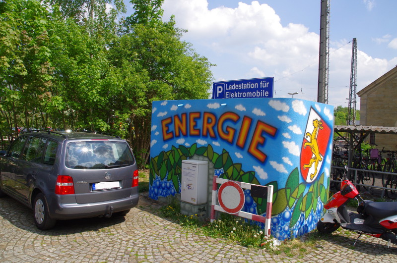Haßfurt/Bahnhof. Wohl eine sehr sinnlose Ladestelle. Schlüssel nur zu bestimmten Öffnungszeiten des Büros und immer zugeparkt. Ohne 40m Verlängerung geht da nichts. Nur angesehen und den Kopf geschüttelt.