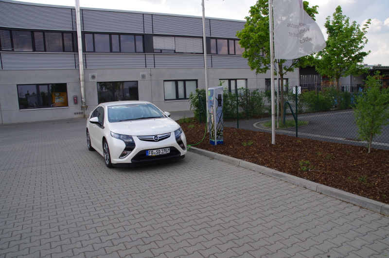 Grafenrheinfeld, eine Ladenetzsäule der ÜZ. Leider ist das Ding nicht von außerhalb des Zauns erreichbar. Einmal vollgeladen, bitte!