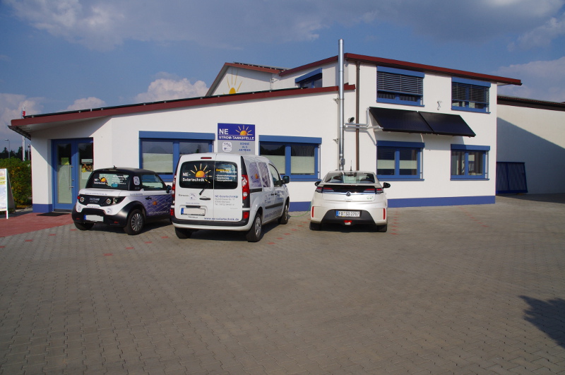 Werneck, eine Solarfirma mit einer P&amp;C-Säule. Hier habe ich wieder vollgeladen und bei den Einkaufsmärkten um die Ecke die € 1.70 für den Kuchen ausgegeben.