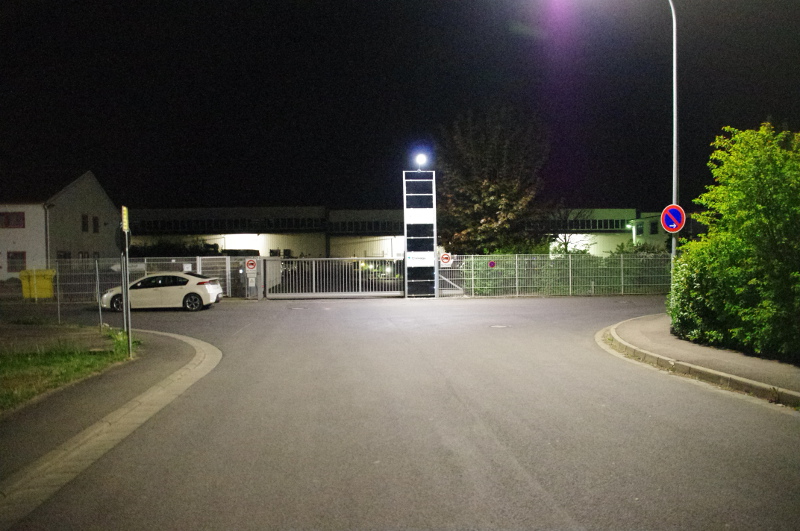 Kolitzheim bei Belectric. Nachts natürlich geschlossen, die Säulen sind am Betriebsgelände.