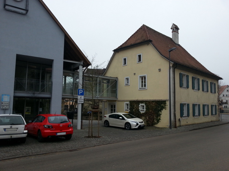 Emskirchen. Hier ist die P&amp;C-Box zwischen Rathaus und Standesamt angebracht.