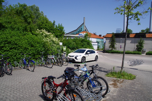 Dann die nächste Ladesäule vom Ladeverbund Franken+, diesmal im Ansbach beim Freizeitbad Aquella. Wäre ich schon länger unterwegs gewesen, wäre ich reingegangen. So bin ich aber in die Innenstadt gelaufen (10 Minuten) und habe mir mit einem Eis in der Hand die andere Ladesäule dort angesehen (Bilder bei GoingElectric).
