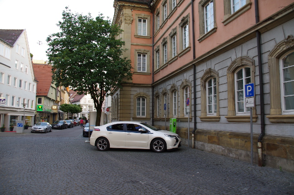 Dann in Schwäbisch Gmünd eine Säule von Ladenetz/The New Motion. Die steht eigentlich schon in der Fußgängerzone, aber zum Laden darf man einfahren.<br />Das Schwierigste war die Anfahrt, da wurde viel gebaut, der neue Umgehungstunnel war nicht im Navi und ich bin zwei mal im Kreis gefahren ...