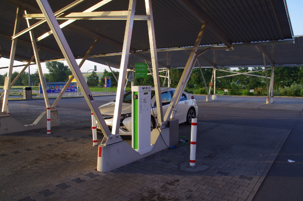 Bad Rappenau, nicht der Supercharger, aber am Burger King. Hier kam es zu einer Begegnung mit der Polizei, die wissen wollte, was ich da mitten in der Nacht mit einer Taschenlampe (Handy-Licht) zu tun hätte. Hat sich dann aufgeklärt.<br />Gefrühstückt habe ich an der Tankstelle neben dran, da der BK noch immer nicht offen hatte, ich aber weiter wollte.