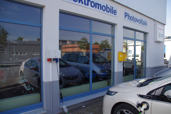 Hier die Lademöglichkeiten bei einer Solarfirma in Lorsch. Rechts sieht man die P&amp;C-Box mit immer zugänglichem Schuko-Verlängerungskabel. Links ist ein weiterer Kasten mit CEEs, offenbar immer bestromt. Ein DSK ist das aber wohl nicht.
