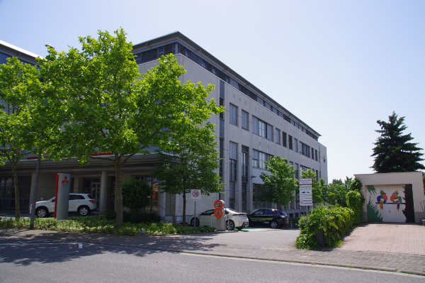 In Rüsselsheim bei einem Mitsubishi-Händler.<br />Vorrangig ist diese rote Acht eine Chademo-Säule, aber da ist hinten dran auch ein Schuko-Stecker. Reicht mir ja ...