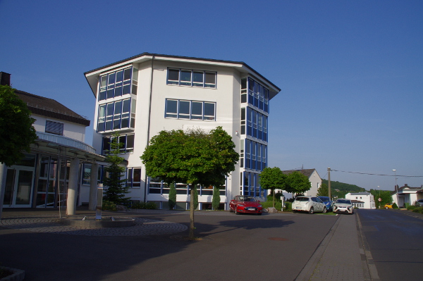 In Montabaur bei Volkmann&amp;Rossbach. Hier drängelte sich alles. Das Model S, zwei Leaf, ein i-Miev und ich. Hat aber trotzdem alles geklappt.