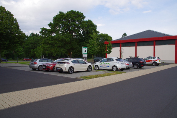 In Gießen an der Automeile, eine ovag-Säule. Nachts ist nichts los. Das Gelände ist eine ehemalige US-Kaserne. Es stehen auch zwei Bombenschutzbunker aus WWII herum, die wie riesige Betonglocken aussehen.