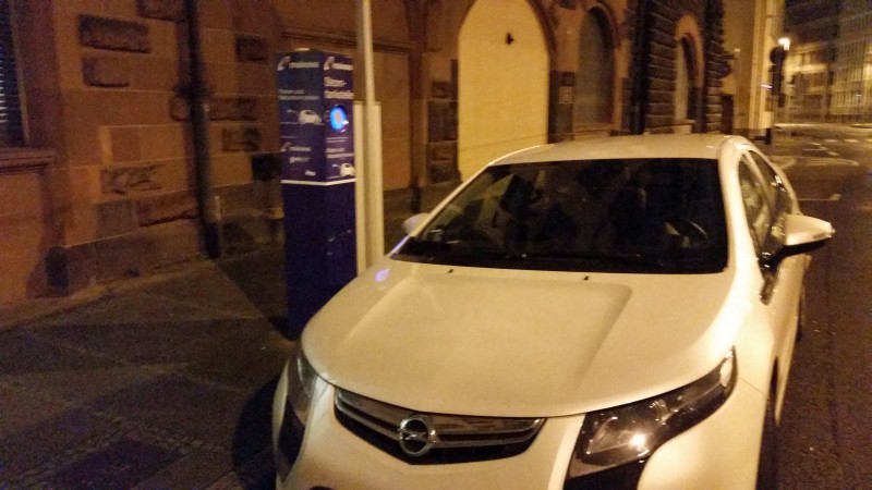 Endlich einen Parkplatz, dennoch versagt die E-Tankstelle.