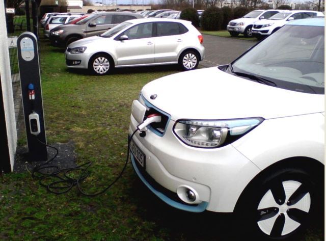 KIA_Soul_EV_beim_Laden.JPG