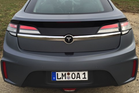 Ampera foliert mit Tesla Emblem.png