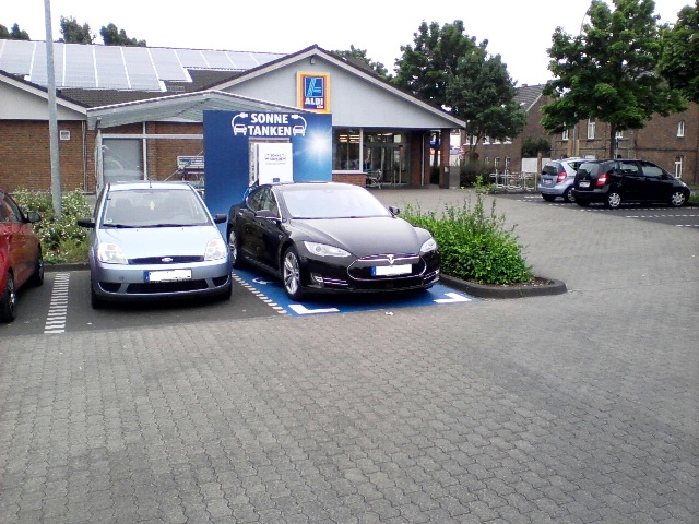 Aldi_Liblar_Tesla.jpg