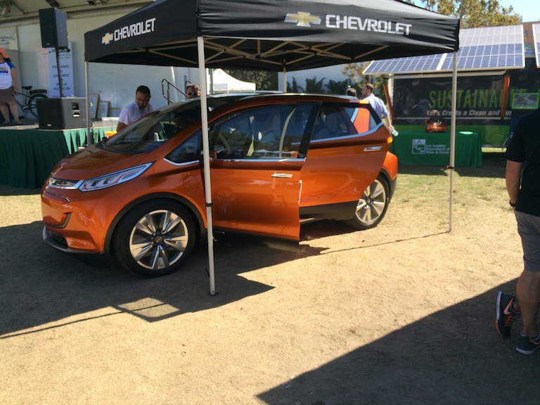 2016-nissan-leaf-and-chevrolet-bolt-ev-at-drive-electric-week-event-los-angeles-photo-zan-scott_100527327_h.jpg