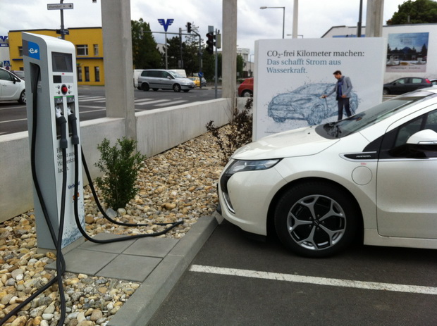 BILLA (sic) !!! auf der anderen Parkplatzseite war noch eine "normale" Ladestation ...