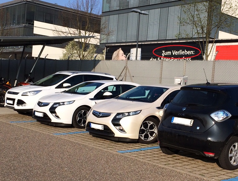 Links schneeweiß, rechts lithiumweiß