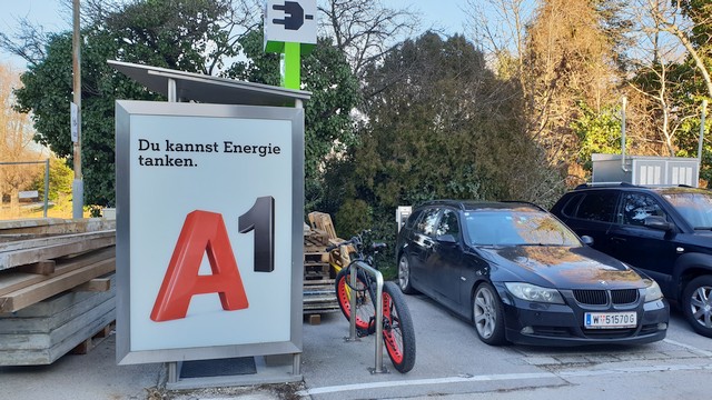 Die Station war natürlich wieder von Fosil-Verbrennern verparkt.