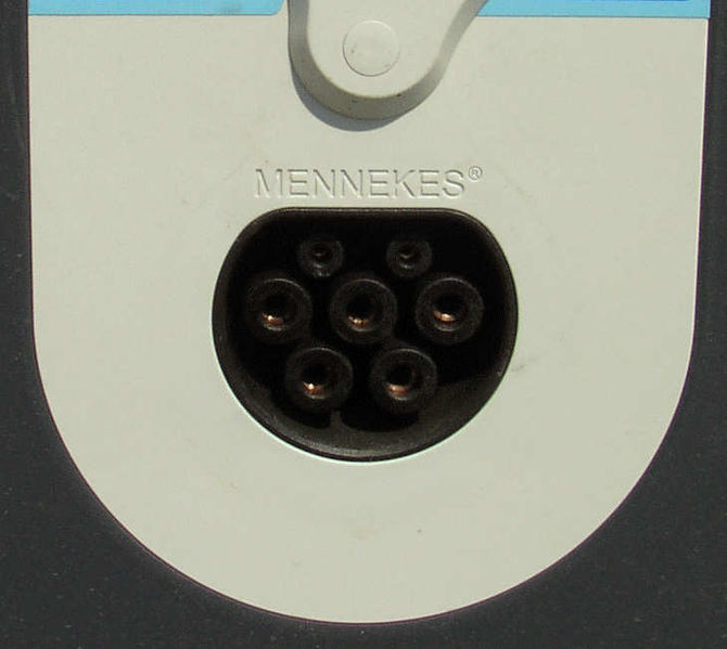 670px-Chargingstation_socket_VDE-AR-E-2623-2-2_mennekes_detailed.jpg