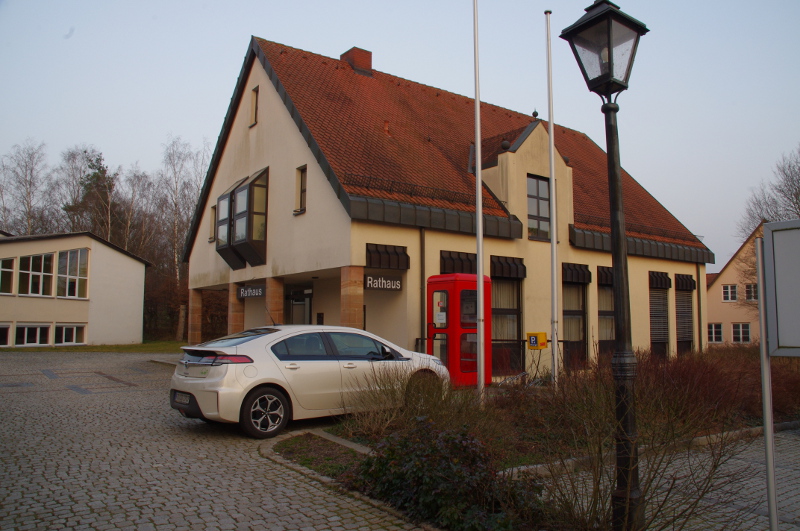 Trautskirchen. Das rote Ding war mal eine Telefonzelle, jetzt ist ein Defibrillator drin.