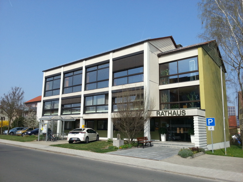 Markt Erlbach. Auch hier stellt sich die Frage, wo man parken soll. Ich habe mich einfach ins Gras gestellt.