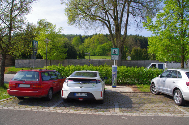 Oberaurach. Eine Ladenetz-Säule der ÜZ. Zeitvertreib bietet das Umweltzentrum gleich um die Ecke. Oder der Friedhof gegenüber ...