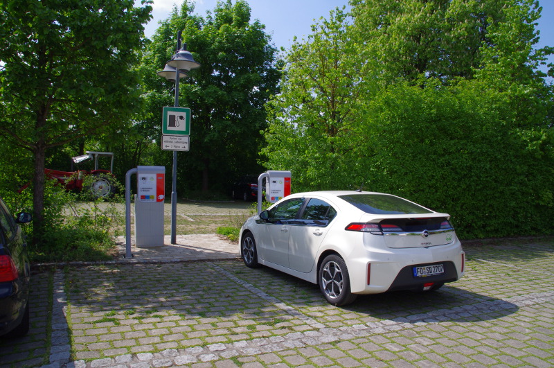 Zeil am Main. Hier hätte ich sogar kostenlos laden können, habe ich hinterher erfahren. Die Säulen sind von Belectric.
