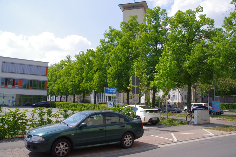 Schweinfurt, Friedrich-Ebert-Straße. Nur angesehen. Kostet ebenfalls € 1.98 die angefangene Stunde. Platz ist nicht Model S-tauglich, zu schmal und wegen merkwürdiger Absperrpfosten an der linken Seite, wo man so einparken muß, daß man auch die Tür aufbekommt.