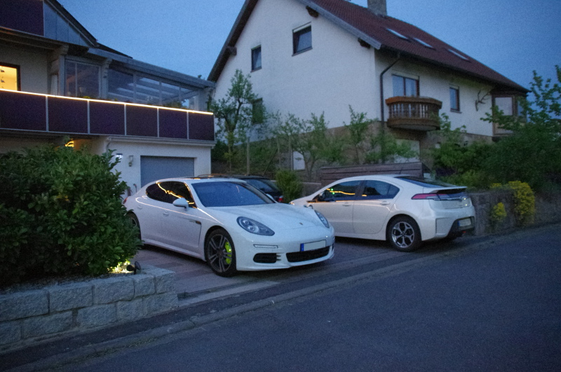 Eibelstadt. Beim Besitzer einer Solarfirma. Das ist ein Panamera Hybrid als Firmenwagen. Angetestet.