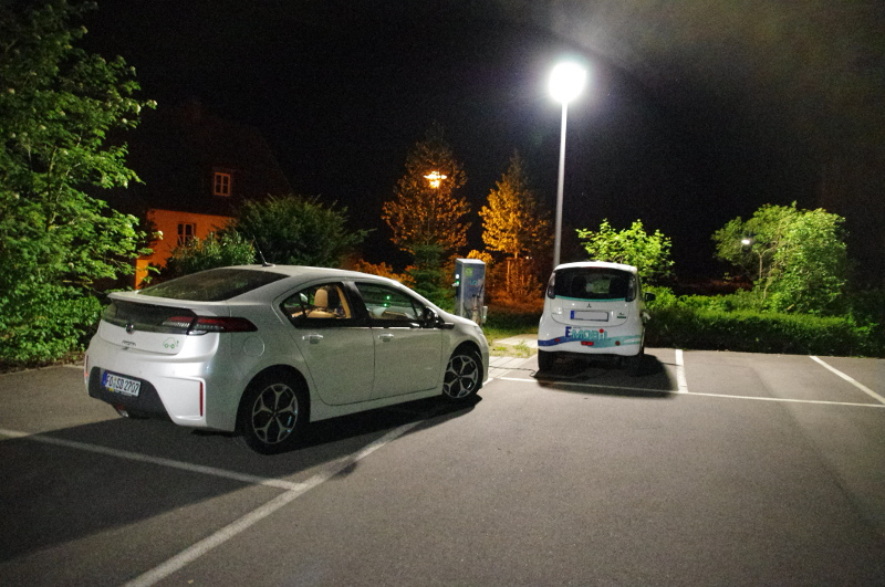 Lülsfeld, eine Ladenetzsäule der ÜZ. Wollte schlafen (war 1:15 Uhr), aber es war durch die Lampen zu hell und außerdem hat der Brunnen neben dran genervt. Also nur genug nachgeladen, um nach Prölsdorf (siehe vorherige Tour) zu kommen.