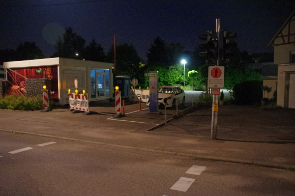 Dann in Weissach im Tal kam ich zu einer P&C-Box, die hinter dieser grün-weißen Säule angebracht ist. Es trat auch das ein, was ich hier anhand der Beschreibungen schon befürchtet hatte: Maximale Belastung mit 3kW. Also das Ladegerät runtergeschaltet und nur die absolut notwendige Zeit abgewartet.