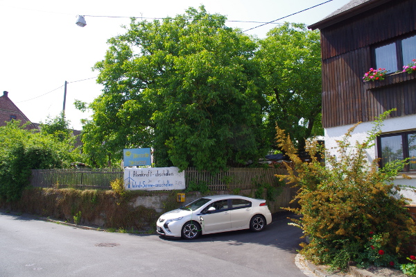 Dann kam ich zu einer P&amp;C-Box in Ergeshausen ... gerade noch so. 700m vor der Box war der Akku leer, da der letzte Anstieg kräftiger war als gedacht. Aber mit sachtem rechten Fuß ging es noch ohne Verbrennereinsatz.<br />Im Ort selbst gibt es nichts, aber 10 Gehminuten in Herold ist eine Gaststätte mit Biergarten.