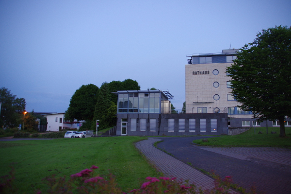 In Lindlar die TankE-Säule am Rathaus. Hier hat sie funktioniert, bei Rückfahrt sollte ich eine Enttäuschung erleben.
