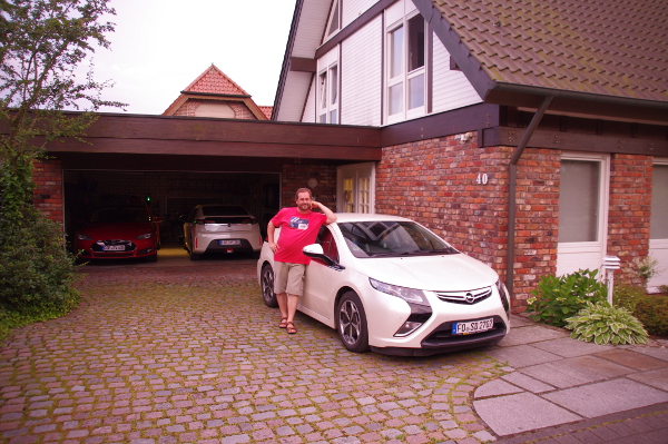 Ja, hier schon in Dülmen bei mark23. Eigentlich wollte ich über eine P&amp;C in Herne dahin, aber im Ruhrgebiet ging nichts. Ich bin dann, nachdem der Strom zu Ende ging, bei einem griechischen Restaurant rein und habe gefragt, ob ich laden könne, während ich esse. Ja, kein Problem. Danach weiter zu mark32. Wir haben uns gut unterhalten, er hat mir die Haustechnik gezeigt, wie die Steuerung für maximalen Eigenverbrauch etc. funktioniert. Ist jedenfalls alles sehr interessant. Tesla fahren durfte ich auch mal  :D  :D  :D