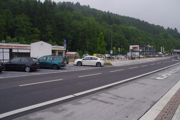 Hier bin ich bereits in Bielstein. Laden wollte ich wieder in Lindlar, aber aus irgendeinem Grund funktionierte die Freischaltung beider dort vorhandenen Säulen nicht. Die Störungshotline hat mich auch nur bis auf weiteres verströstet. Strom für 10km, aber 16km Strecke (und über zwei Hügel) ... hm, ok, hat 0.5 Liter Benzin gekostet. Ich frage mich, was ein reiner Stromer gemacht hätte, der nicht über ausreichende Reserven verfügt hätte.