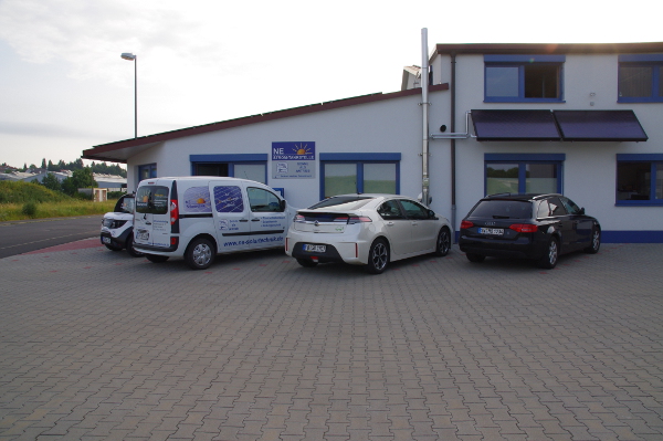 P&amp;C-Säule in Werneck, die kennt man hier auch schon von anderen Touren.<br />Als ich in der Nacht ankam, stand da ein Fluence. Der war weg, als ich aufgewacht bin, dafür stand der Kangoo neben mir. Dank E-Antrieb habe ich davon nichts mitbekommen und wurde nicht geweckt.