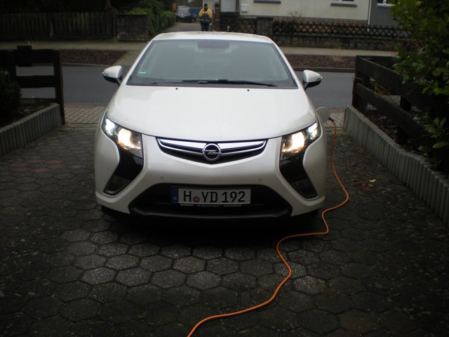"Alter Ampera" vor der Garage (da steht jetzt der Volt)