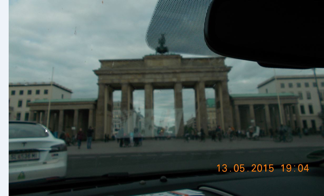 Brandenburger Tor mit Tesla Vorraus