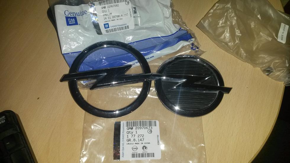 einmal "Made in USA" und einmal "Made in China" bei den Vauxhall Emblems