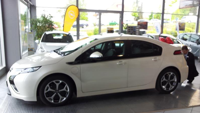 Abholung bei FOH Autohaus Graf in Bad Kissingen, ich hatte die Ehre, der Erste Amperakäufer zu sein. Außer mir haben noch die Stadtwerke Bad Neustadt einen bestellt. Also nur 2, für mehrere Landkreis, das muß noch gesteigert werden :-)