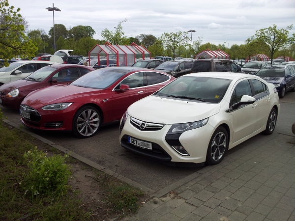 Ampera&Tesla_600.jpg