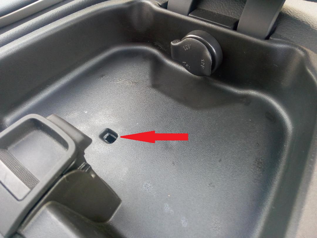 Transponderschlitz in oberer Ablage unter der Gummieinlage